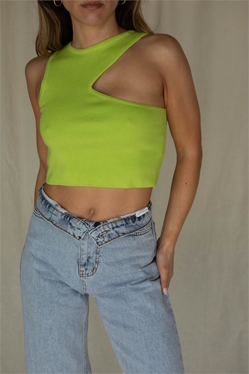 CROPPED TOP ΜΕ ΑΝΟΙΓΜΑ